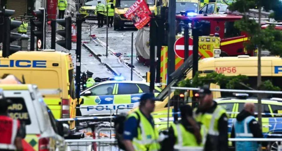 利物浦夺冠庆典乐极生悲！一男子驾车撞向人群，27人被送往医院